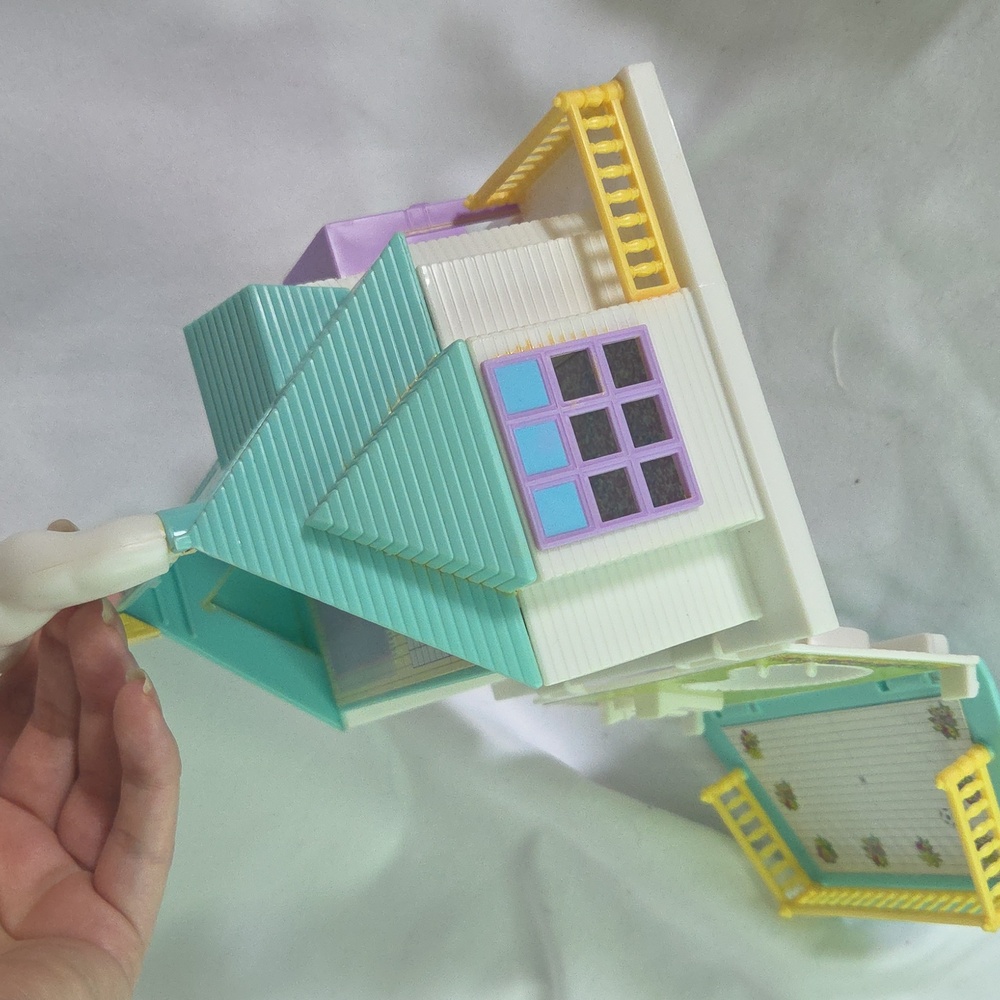 Blue box Polly Pocket Style Vintage Doll house w/ Pool and Garden - Picture 5 of 10